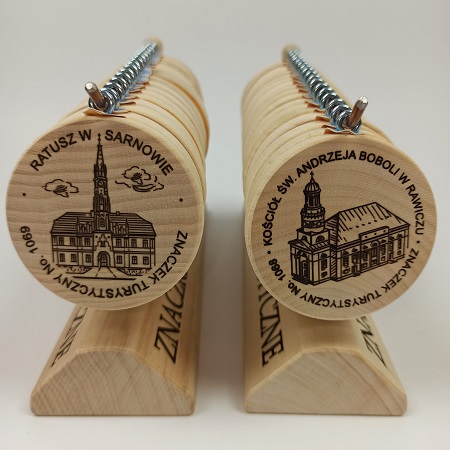 Od 15 maja br. do trzech dotychczasowych rawickich znaczk&oacute;w turystycznych dołączą dwa kolejne z nowymi motywami. Na kolekcjonerskich pamiątkach zostały uwiecznione zabytki zaproponowane przez mieszkańc&oacute;w w ramach sondy społecznej. Będą to wizerunki kościoła pw. św. Andrzeja Boboli w Rawiczu oraz ratusza w Sarnowie. Wraz z ratuszem w Rawiczu, Muzeum Ziemi Rawickiej oraz staromiejskim układem urbanistycznym Rawicza tworzą kolekcję pięciu znaczk&oacute;w możliwych do nabycia podczas wizyty turyst&oacute;w na terenie Rawicza. Zwiedzanie miejskich zabytk&oacute;w przyjezdni będą mogli potwierdzić symbolem og&oacute;lnoeuropejskiej akcji dla kolekcjoner&oacute;w i pasjonat&oacute;w podr&oacute;ży. 
