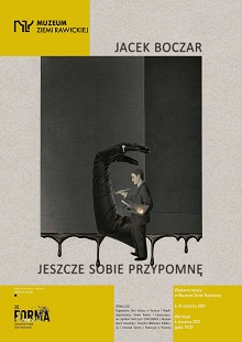 Muzeum Ziemi Rawickiej zaprasza na wystawę kolaży Jacka Boczara &bdquo;Jeszcze sobie przypomnę&rdquo;. Jacek Boczar (ur. 09.06.1986) &ndash; absolwent Państwowego Liceum Sztuk Plastycznych w Katowicach i Akademii Fotografii w Krakowie. Zdobywca tytułu &bdquo;Talent Wojew&oacute;dztwa Śląskiego&rdquo; oraz Stypendium Prezydenta Miasta Tychy za wybitne osiągnięcia artystyczne. Od najmłodszych lat prowadził dokumentację imprez masowych dla Miejskiego Centrum Kultury w Tychach. Wsp&oacute;łpracował z Katowickim Oddziałem &bdquo;Gazety Wyborczej&rdquo;. Jego zdjęcia ukazywały się r&oacute;wnież w &bdquo;Dzienniku Zachodnim&rdquo;, &bdquo;G&oacute;rnośląskim Informatorze Kulturalnym&rdquo;, w kalendarzach i programach teatralnych. Przez cztery lata prowadził własną firmę reklamową. W tym czasie projektował plakaty, okładki płyt i broszury informacyjne. Pracował jako asystent studia w Akademii Fotografii w Krakowie. Dokumentował przebieg zabieg&oacute;w neurochirurgicznych do cel&oacute;w edukacyjnych w Sport-klinice w Żorach. Od kilku lat pracuje poza branżą fotograficzną. Mimo to do dziś realizuje autorskie projekty związane z fotografią portretową i inscenizowaną. Pasjonuje go tworzenie zdjęć kreacyjnych wraz z r&oacute;żnymi metodami ich przetwarzania. Jest pomysłodawcą i kuratorem &bdquo;Leśnej Galerii Sztuki&rdquo; przy festiwalu Srogie Granie w Tychach. Prowadzi warsztaty dla Akademii Slow Managemant w ramach programu Culture Pro w Krakowie. Swoje prace prezentował na wystawach w Polsce (Tychy, Katowice, Krak&oacute;w, Ł&oacute;dź, Kalisz, Zabrze), w Niemczech (D&uuml;sseldorf), na Litwie (Wilno), w Czechach (Ostrawa), Bułgarii (Sofia).   Wystawa potrwa do 31 sierpnia.